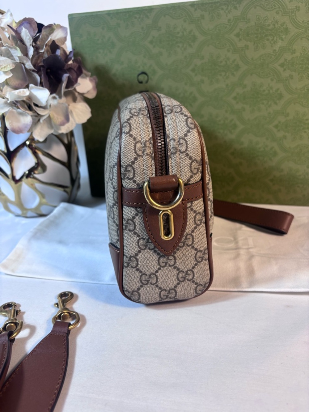 Beautiful Gucci Small Emblem Crossbody - Picture 8 of 16